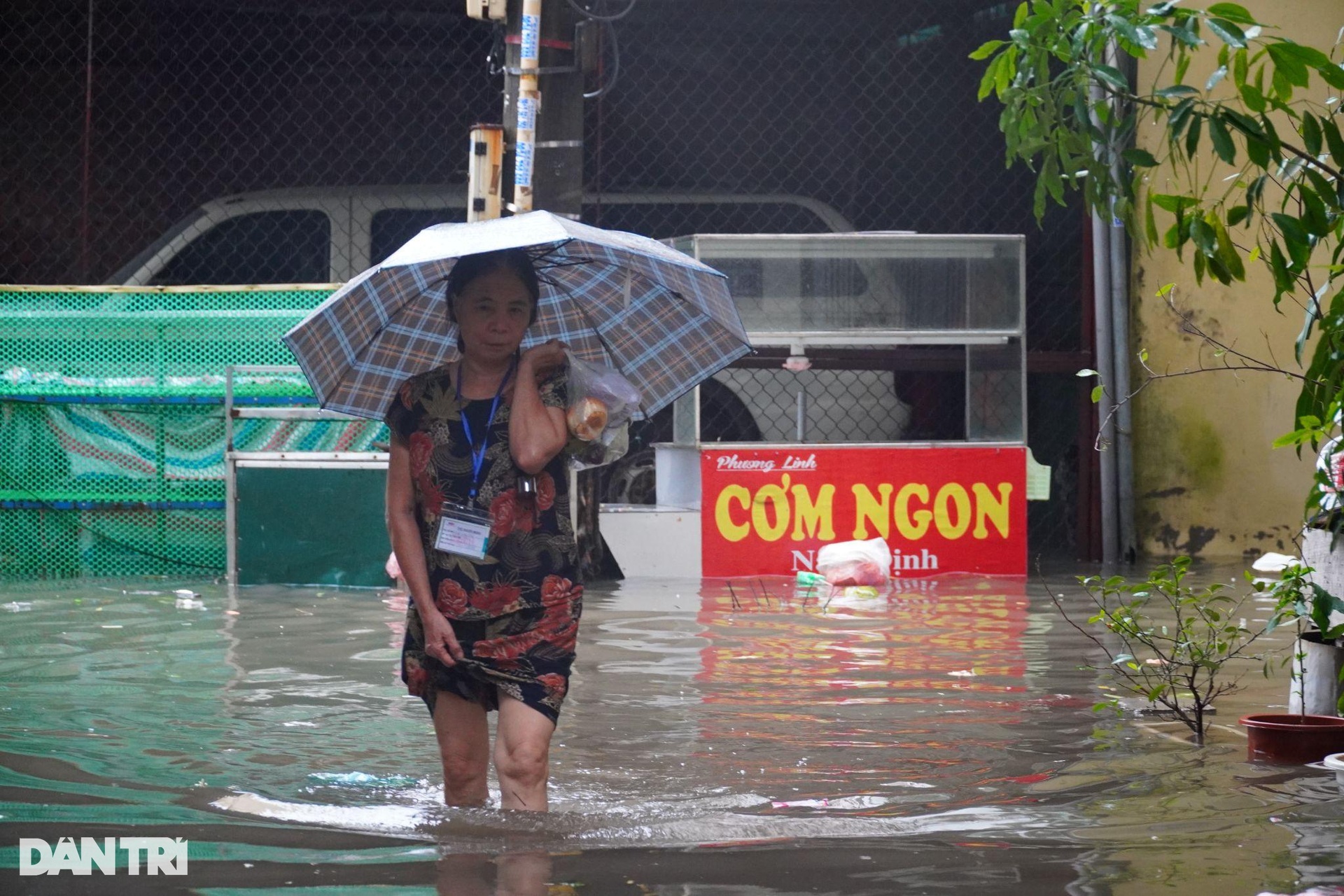 Hà Nội: Bệnh nhân ung thư sống mòn trong phòng trọ 4m2 ngập sát giường - 12 Hà Nội: Bệnh nhân ung thư sống mòn trong phòng trọ 4m2 ngập sát giường - 12