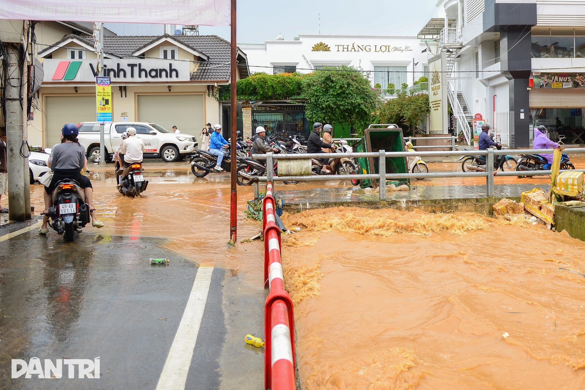 Đường phố trung tâm Đà Lạt thành sông do mưa lớn kéo dài - 14