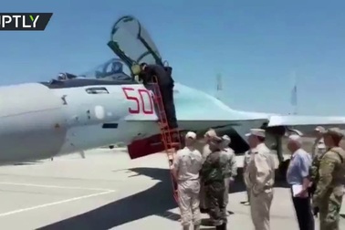 Tổng thống Syria vào buồng lái máy bay chiến đấu Nga