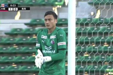 Văn Lâm đối diện với tình huống nguy hiểm đầu tiên