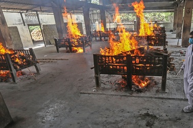 Lò thiêu ở Ấn Độ chạy hết công suất do "sóng thần" Covid-19