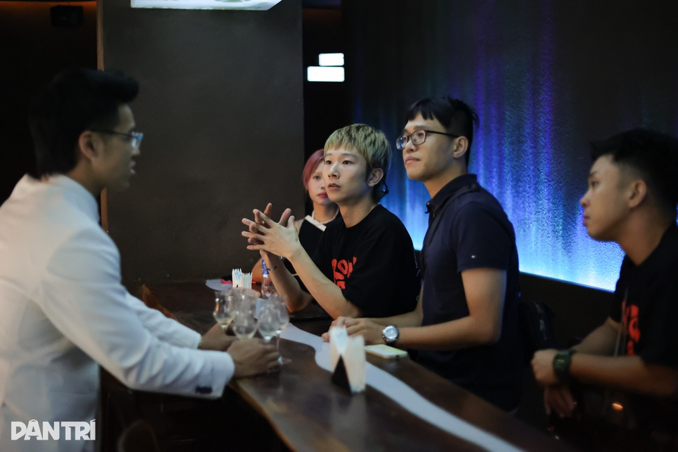Hà Nội: Khách thích thú với ly đồ uống bay lơ lửng, có... dế mèn chiên giòn - 1 Hà Nội: Khách thích thú với ly đồ uống bay lơ lửng, có... dế mèn chiên giòn - 1