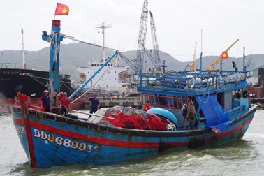 Cứu sống 4 ngư dân trên tàu cá bị chìm trên biển