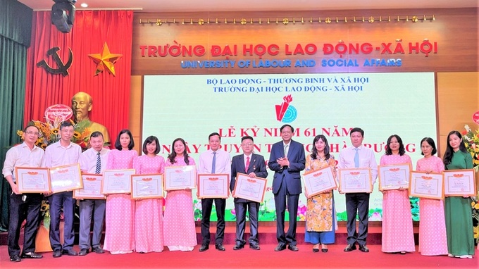 NGƯT.TS. Hà Xuân Hùng -Bí thư Đảng ủy, Hiệu trưởng trường Đại học Lao động – Xã hội thừa ủy quyền của Bộ trưởng Bộ LĐ-TB&XH đã trao Kỷ niệm chương và Bằng khen của Bộ cho các tập thể và cá nhân có thành tích xuất sắc

