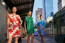 Quỳnh Anh, Tú Anh diện trang phục rực rỡ "du xuân" ở bến phà, trạm xe buýt
