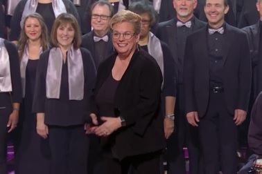 Dàn đồng ca gồm 145 thành viên nhận được nút vàng