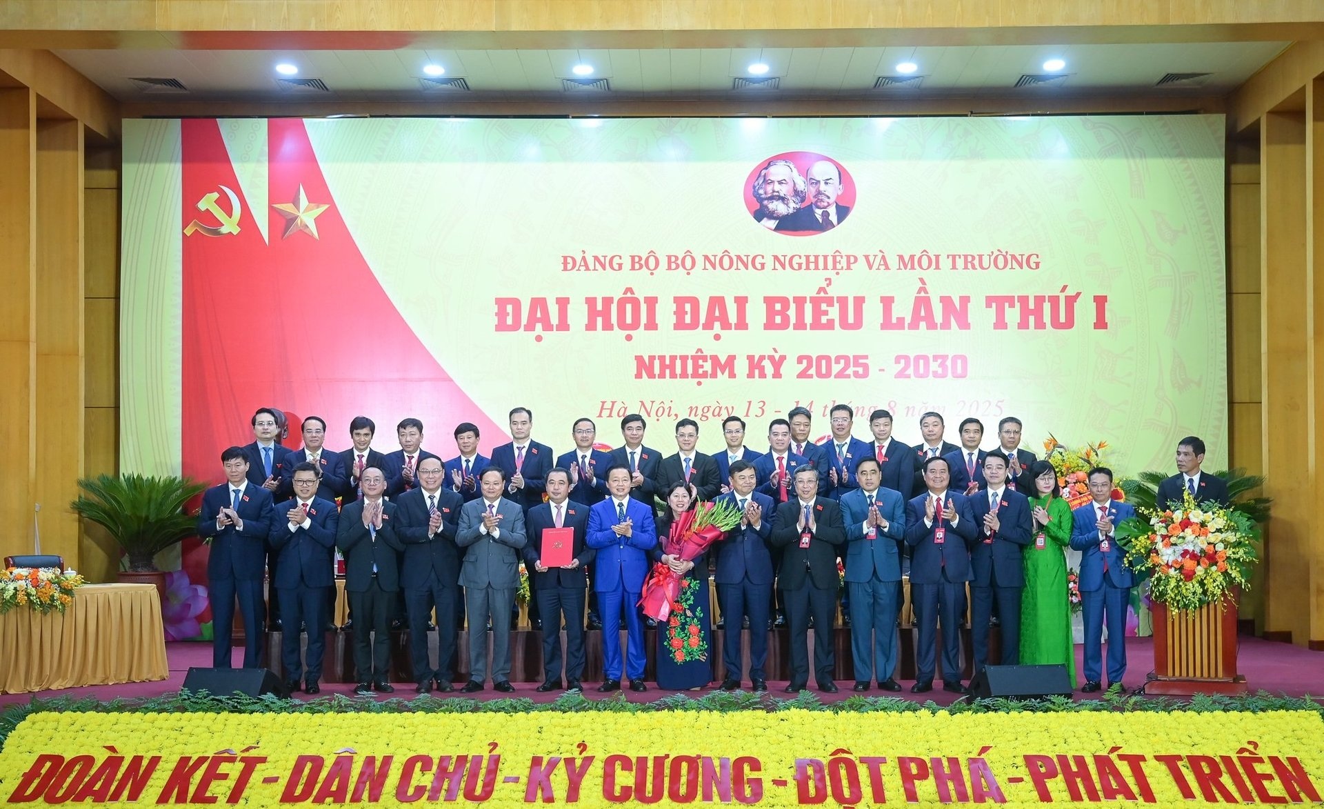 Quyền Bộ trưởng Trần Đức Thắng giữ chức Bí thư Đảng ủy Bộ NNMT - 1