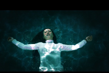 Bà xã Việt Hoàn ngâm mình hàng tiếng dưới nước trong thời tiết 10 độ