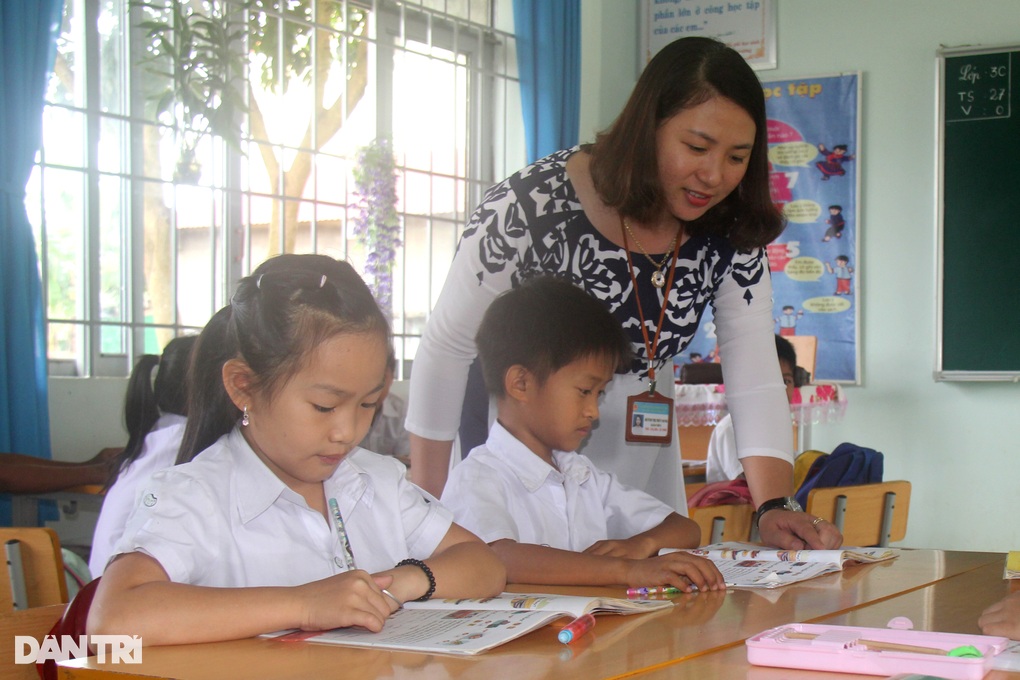 Hơn một triệu suất cơm miễn phí của cô giáo vùng cao - 1 Hơn một triệu suất cơm miễn phí của cô giáo vùng cao - 1