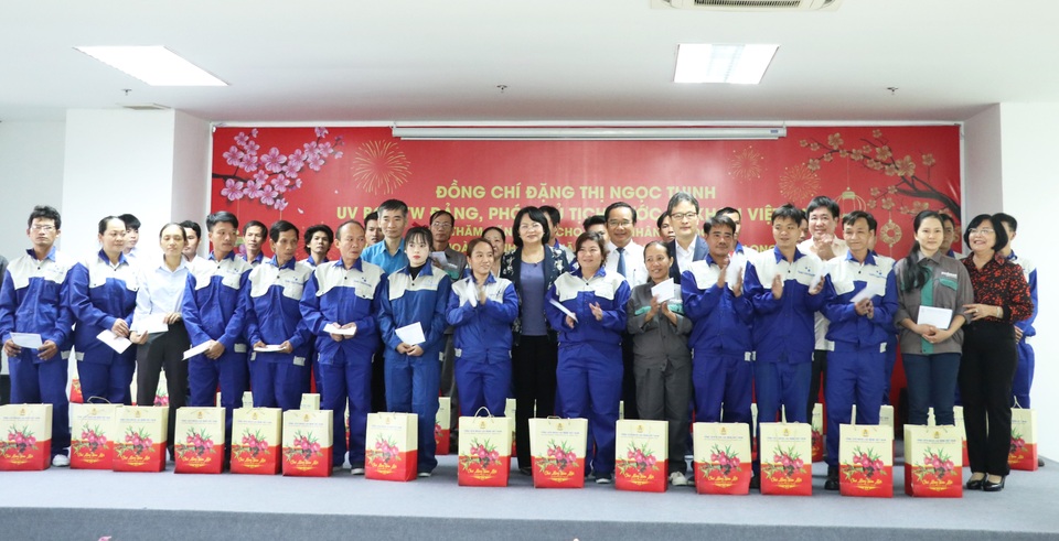 Phó Chủ tịch nước tặng quà Tết gia đình chính sách tại Long An - 5 Phó Chủ tịch nước tặng quà Tết gia đình chính sách tại Long An - 5