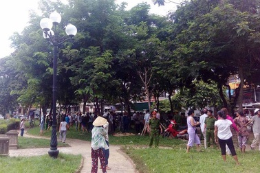 Một người đàn ông nhảy cầu tự vẫn, không cho mọi người đến cứu