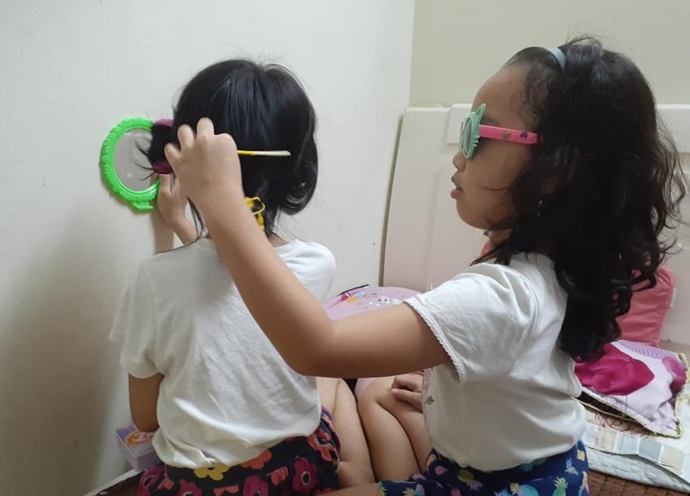 Trẻ bơi giữa nhà tắm, làm cô Tấm nhặt thóc... chống cuồng chân ngày dịch - 4