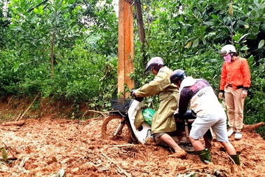 Huyện miền núi Quảng Nam ngổn ngang sau bão số 5