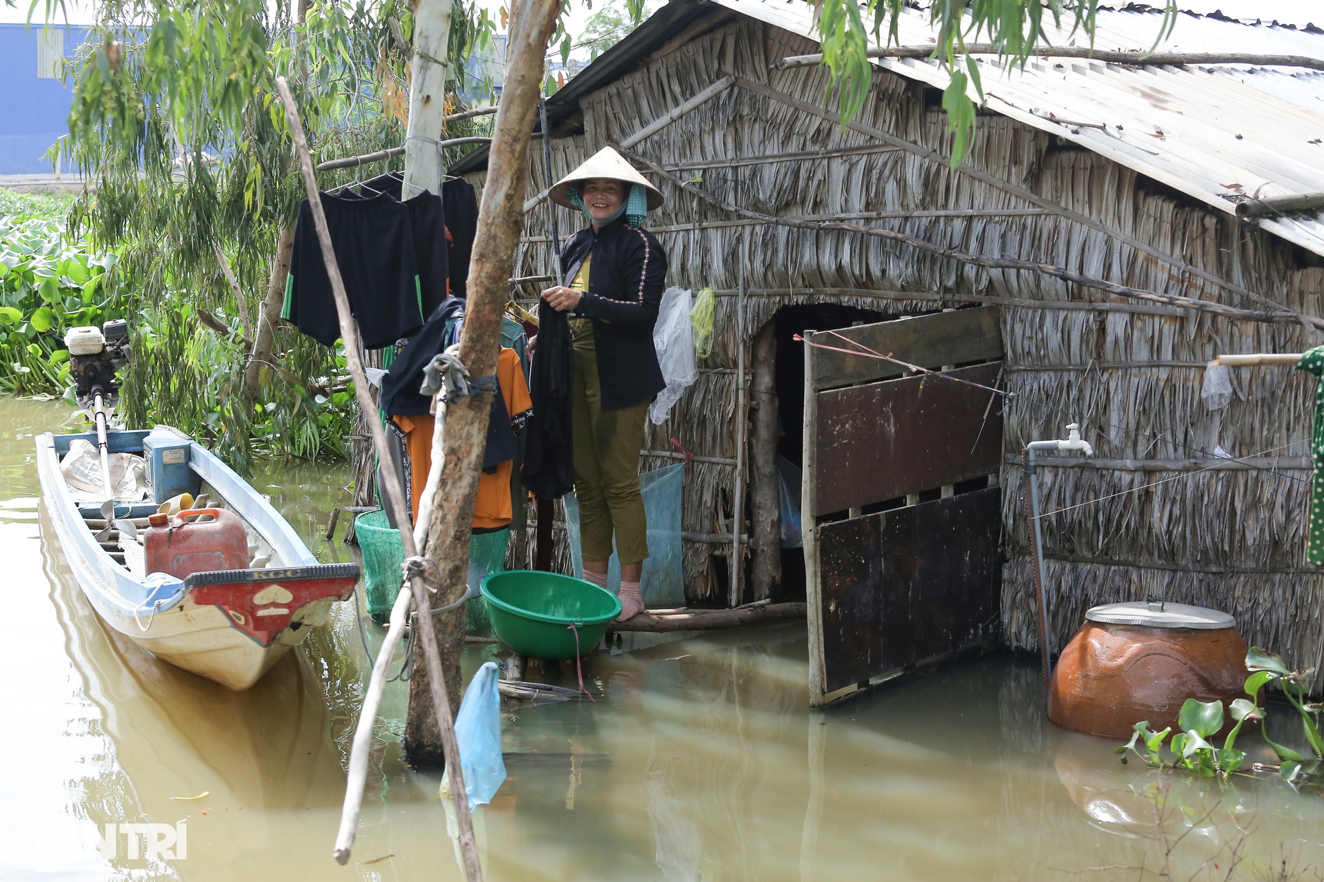 Người dân Tây Ninh chèo xuồng đi lại trong nhà - 3 Người dân Tây Ninh chèo xuồng đi lại trong nhà - 3