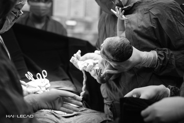 Bộ ảnh để đời của chàng nhiếp ảnh gia ghi lại khoảnh khắc con gái chào đời