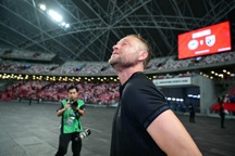 Giữa tin đồn bị HLV Park thay thế, HLV Mano Polking bật khóc nức nở