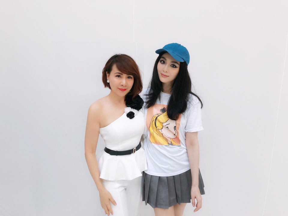 Phạm Băng Băng xuất hiện như nữ thần trên tạp chí Anh trong trang phục của nhà thiết kế Tuyết Lê - 5 Phạm Băng Băng xuất hiện như nữ thần trên tạp chí Anh trong trang phục của nhà thiết kế Tuyết Lê - 5