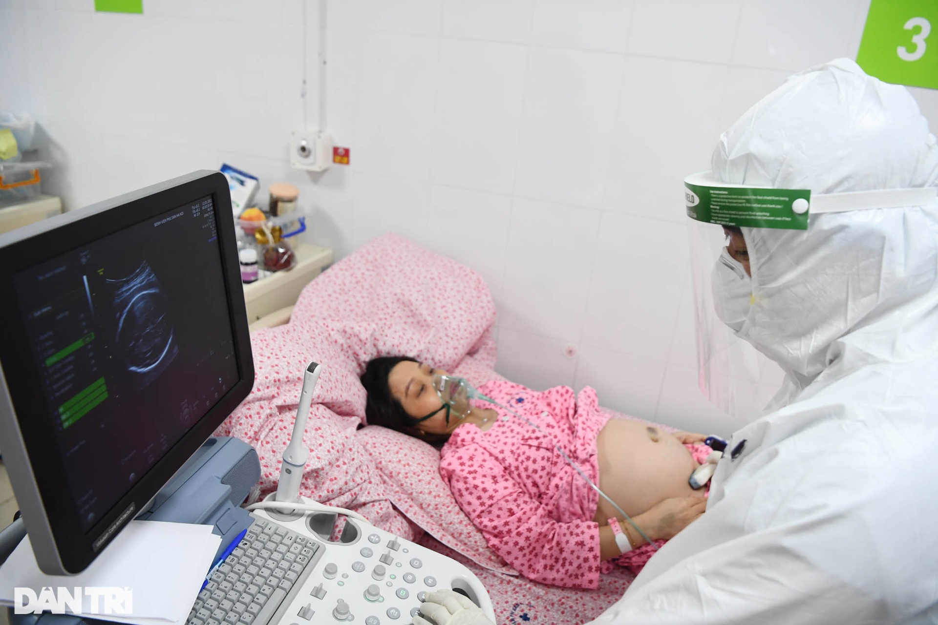 Khoảnh khắc sự sống nảy mầm giữa khu điều trị sản phụ F0 ở Hà Nội - 2 Khoảnh khắc sự sống nảy mầm giữa khu điều trị sản phụ F0 ở Hà Nội - 2