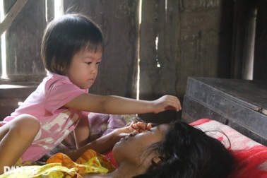 Không bố, mẹ thoi thóp đợi "nhắm mắt xuôi tay", bé gái 4 tuổi bơ vơ đói khổ