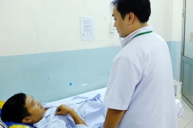 Suýt chết vì uống thuốc trong bóng tối