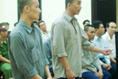 Hai bị cáo thoát tội giết người 