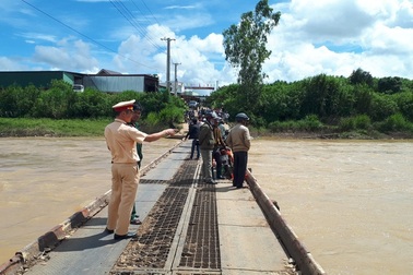 Thêm vụ xe rơi xuống sông tại cầu ông Thiều, tài xế nguy kịch