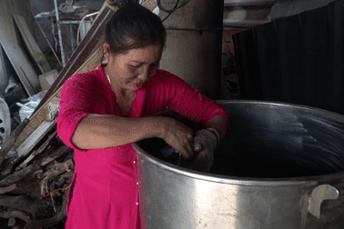 Chủ nhà 15 năm gói bánh tét tặng người thuê trọ dịp Tết Nguyên đán