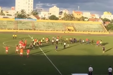 Cầu thủ hành hung trọng tài ở giải hạng Nhì bị cấm thi đấu vĩnh viễn