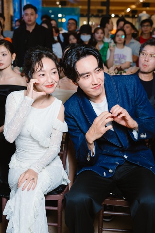 "Hoàng tử châu Á" cao gần 2m đến Việt Nam, sánh đôi Hoàng Hà gây chú ý - 4