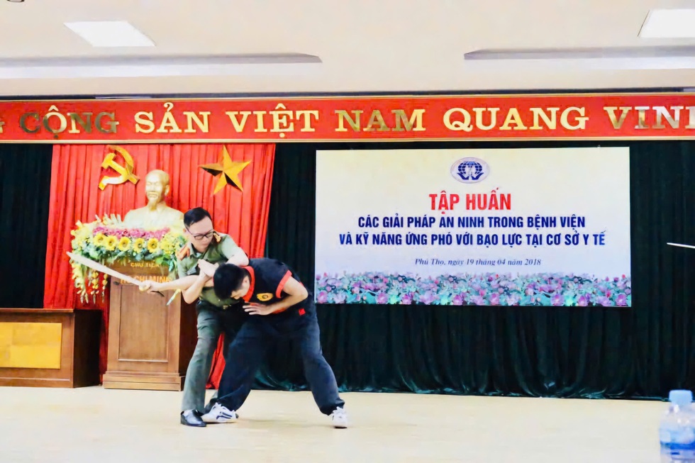 Liên tiếp các vụ đánh nhân viên y tế: Có nên dạy võ cho bác sĩ? - 4 Liên tiếp các vụ đánh nhân viên y tế: Có nên dạy võ cho bác sĩ? - 4