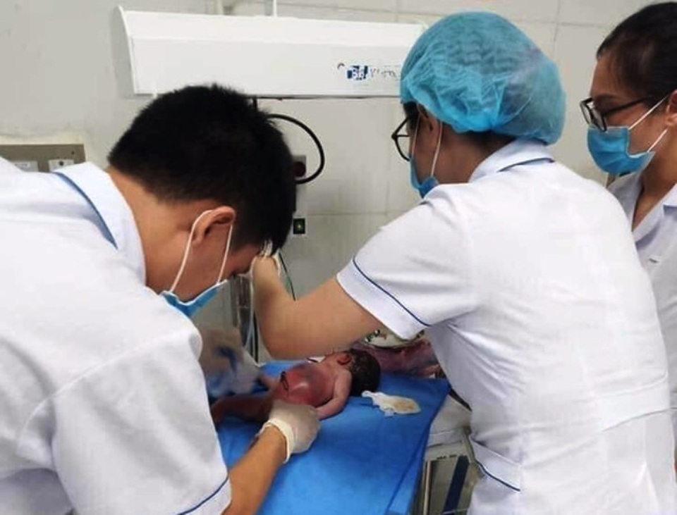 Bé gái sơ sinh bị bỏ rơi ngoài ruộng giữa trưa nắng đã tử vong - 1 Bé gái sơ sinh bị bỏ rơi ngoài ruộng giữa trưa nắng đã tử vong - 1