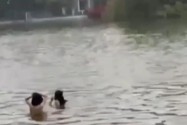 Hai người "tắm tiên" dưới hồ Hoàn Kiếm?