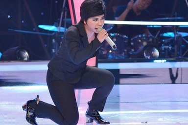 "Cô gái ngậm kẹo" chiến thắng vòng đối đầu