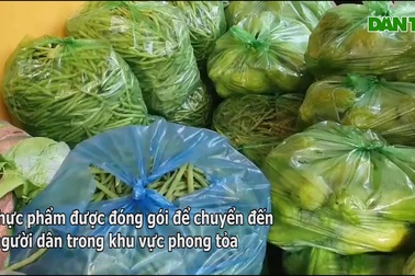 Chuẩn bị thực phẩm để hỗ trợ người dân ở khu vực cách ly