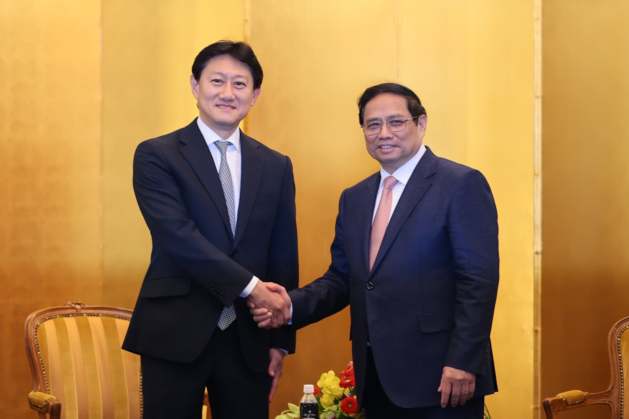 នាយករដ្ឋមន្ត្រីជួបសាជីវកម្មជប៉ុនធំៗ ដកឧបសគ្គសម្រាប់គម្រោងតម្លៃ២ពាន់លានដុល្លារ - 1 Thủ tướng gặp các tập đoàn lớn của Nhật Bản, gỡ vướng cho 2 dự án tỷ USD - 1