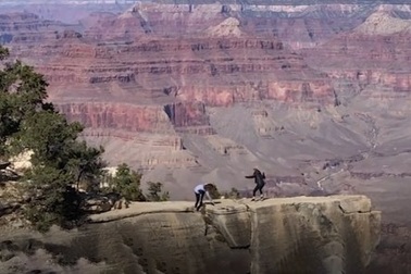 Thót tim khoảnh khắc cô gái suýt trượt chân ngã xuống Grand Canyon khi chụp ảnh