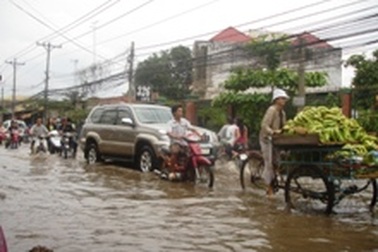 Mưa lớn, triều cường gây ngập nặng