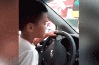 Cho con trai 6 tuổi lái xe ô tô, quay video để... khoe lên mạng