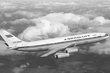 Cú hạ cánh huyền thoại của máy bay Liên Xô chở 382 người bị đánh bom