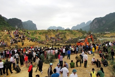 Chưa thể trục vớt gỗ sưa tiền tỷ, công an vất vả bảo vệ hiện trường