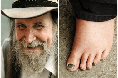 Chuyện về người đàn ông 50 năm đi chân trần