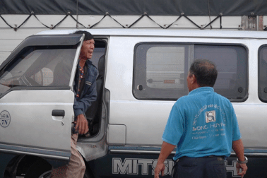 Tài xế cự cãi khi xếp hàng chờ đăng kiểm tại TPHCM