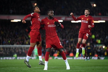 Liverpool 5-5 Arsenal (penalty 5-4): Mưa bàn thắng ở Anfield