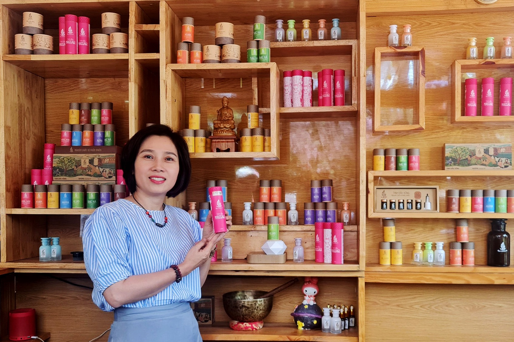 Kvinnelig regnskapsfører i 50-årene sluttet i jobben og tjente millioner ved å gå over til å lage essensielle oljer - 1 Nữ kế toán U50 nghỉ việc, kiếm tiền triệu khi chuyển hướng làm tinh dầu - 1