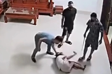 3 người đàn ông xông vào nhà đánh đập một phụ nữ giữa đêm