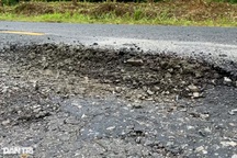 Quốc lộ dọc biên giới hư hỏng, vá víu chằng chịt