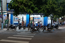 Người đàn ông bịt mặt dùng búa đập bể tủ kính tiệm vàng