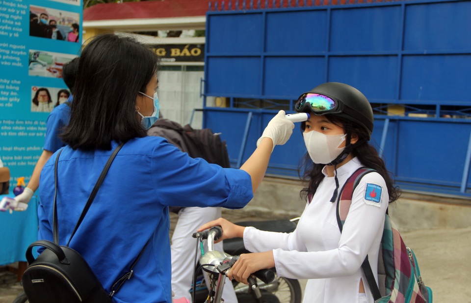 Nhiều trường áp dụng biện pháp mạnh phòng dịch đón học sinh - 20 Nhiều trường áp dụng biện pháp mạnh phòng dịch đón học sinh - 20