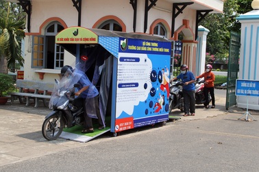 Thầy cô chế tạo buồng khử khuẩn để toàn trường sử dụng chống dịch Covid-19