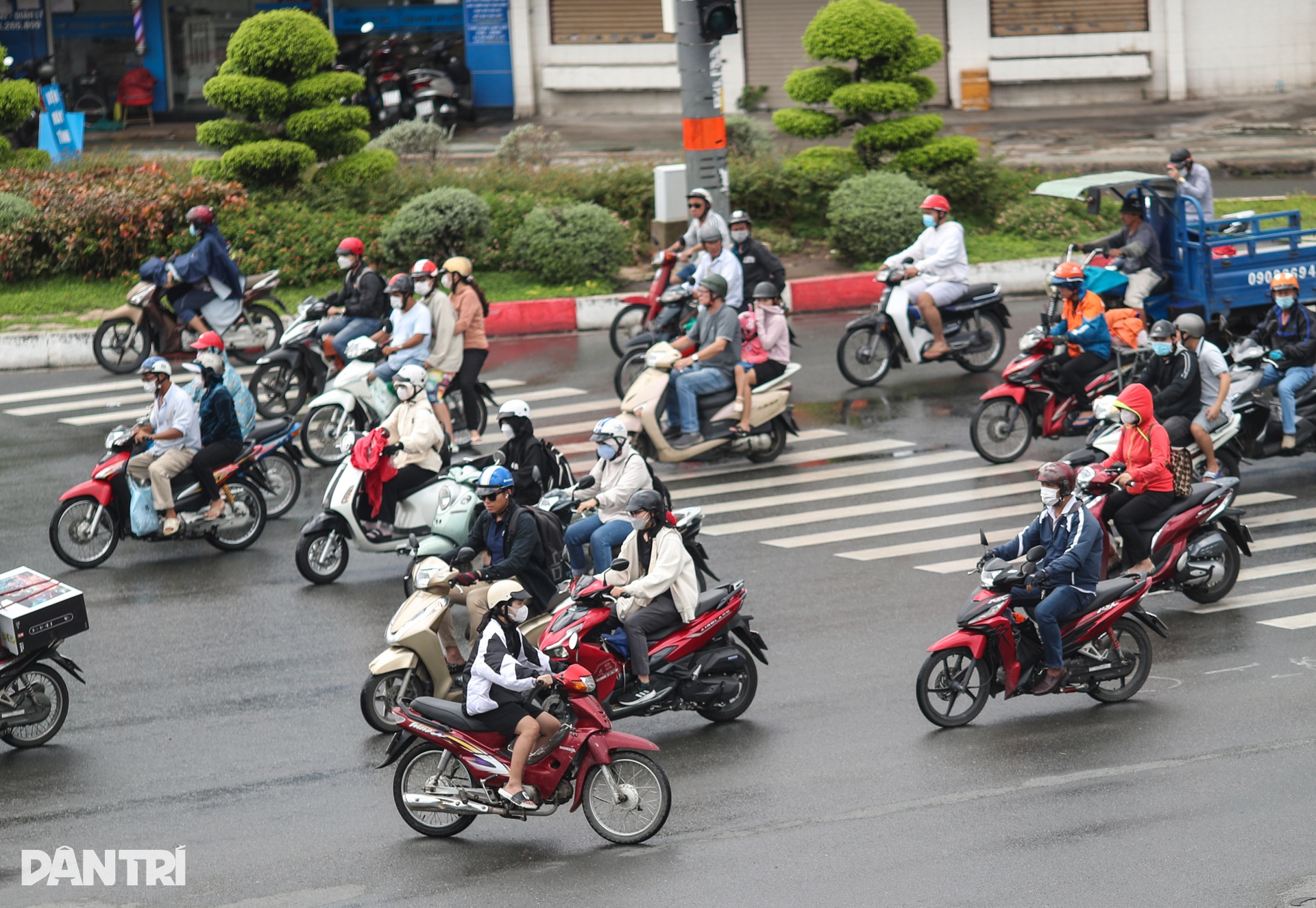 Đủ kiểu vi phạm giao thông trên đường phố TPHCM - 7 Đủ kiểu vi phạm giao thông trên đường phố TPHCM - 7